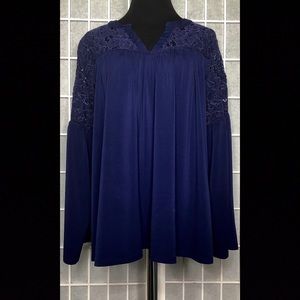 18/20 Lane Bryant navy blue 3/4 sleeve with lace detail top. Lightly worn.